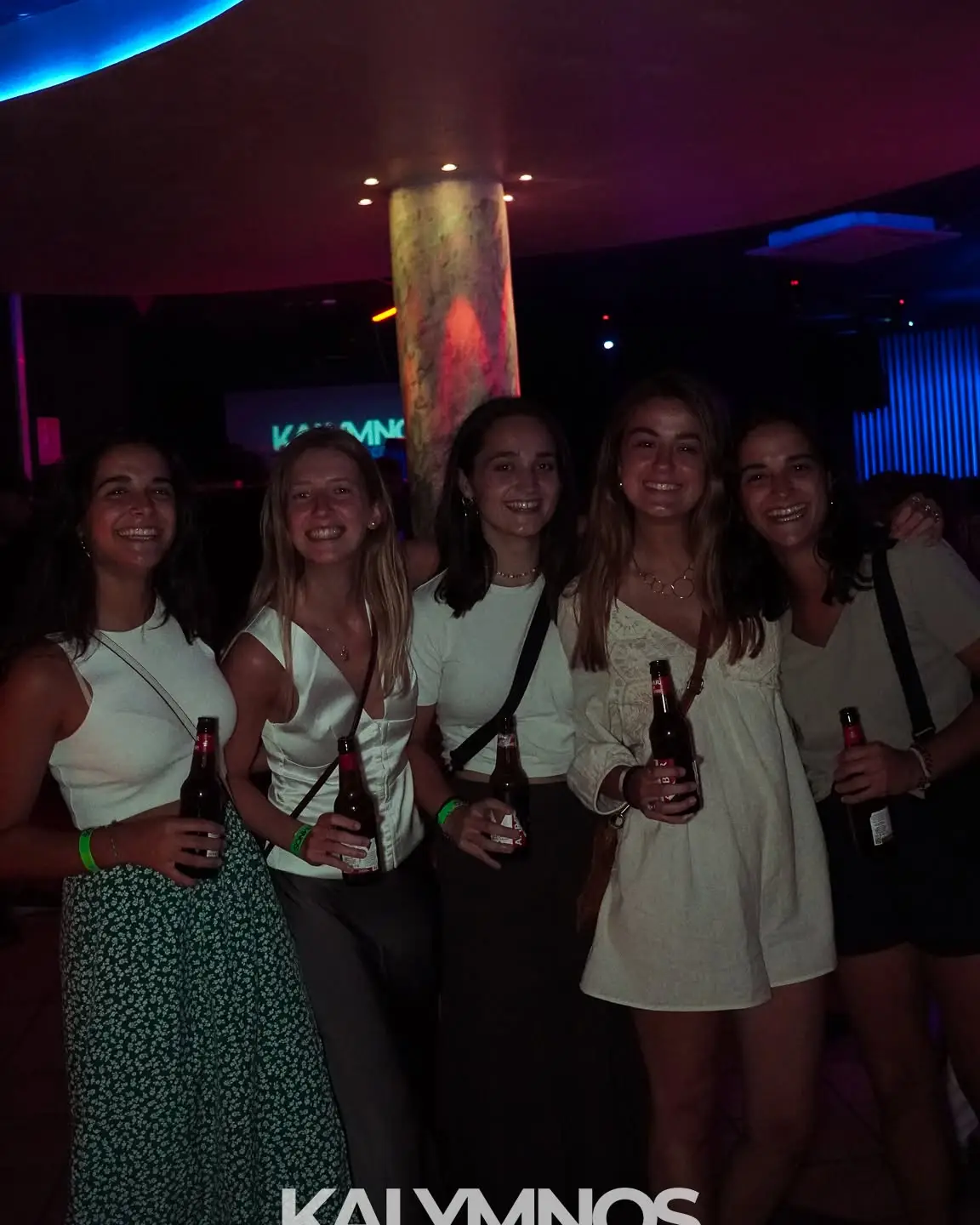 Gruppo di amiche in pista nella discoteca Kalymnos