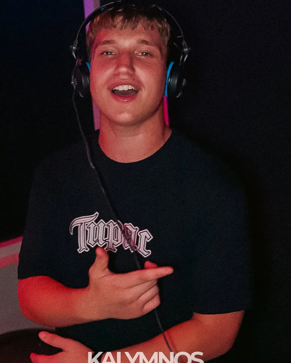 DJ con le cuffie nella discoteca Kalymnos di Alcossebre