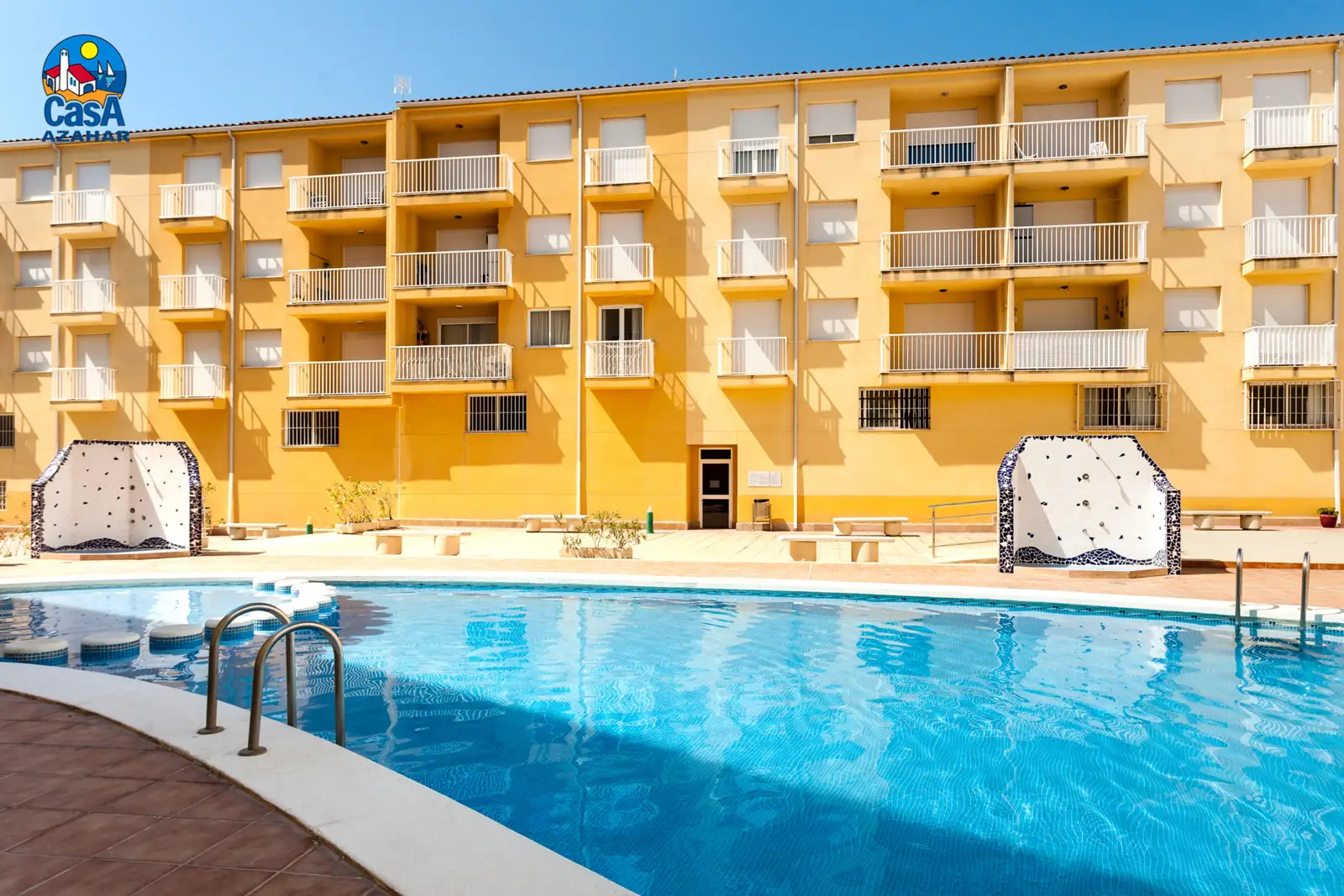 Piscina del edificio de apartamentos Mare Nostrum, en el centro de Alcossebre