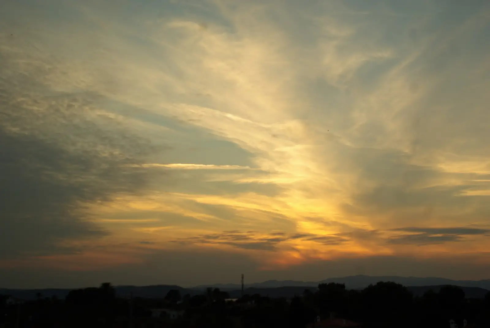 Atardecer sobre Alcossebre, el momento en que empieza la noche en la costa