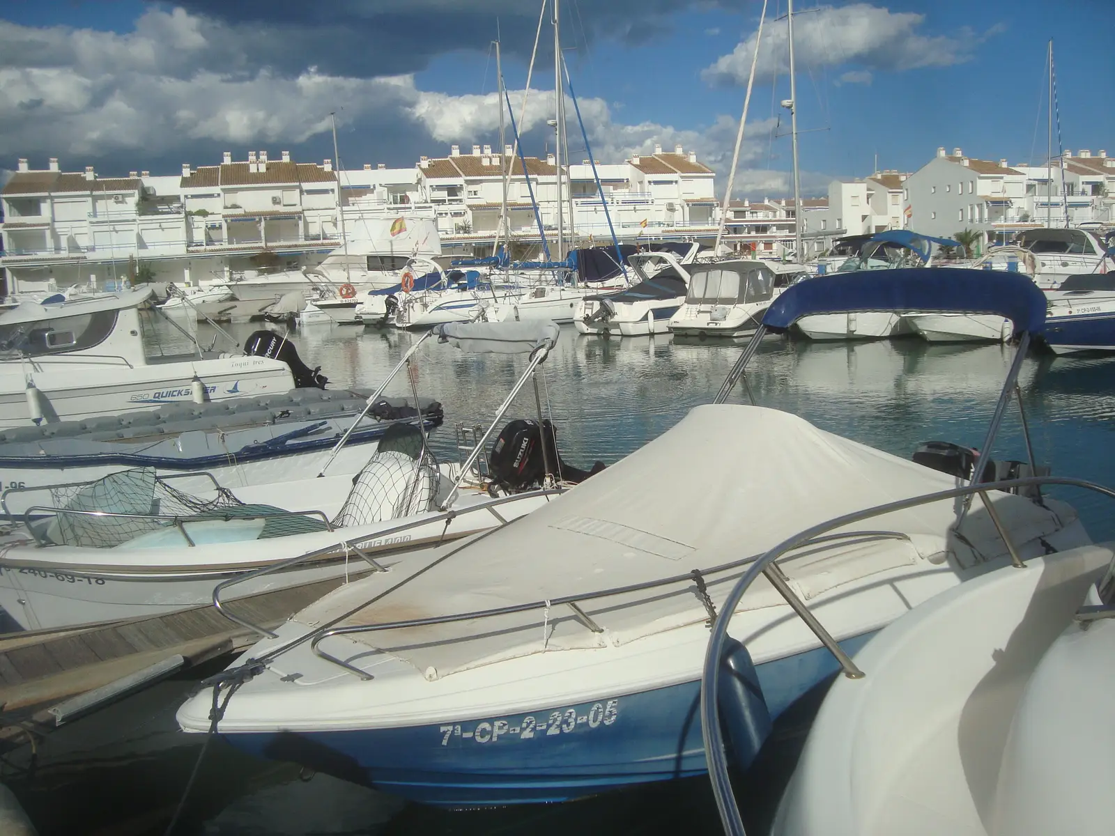 Puerto deportivo de Las Fuentes en Alcossebre, junto al paseo marítimo donde está la discoteca Kalymnos